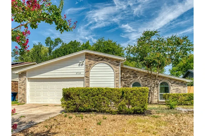 $1350 : Gorgeous 3 bedroom 2 b image 2