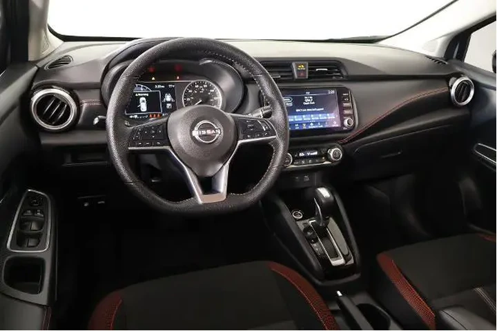 $21053 : Nissan Versa 2025 SR 4dr Sed image 2