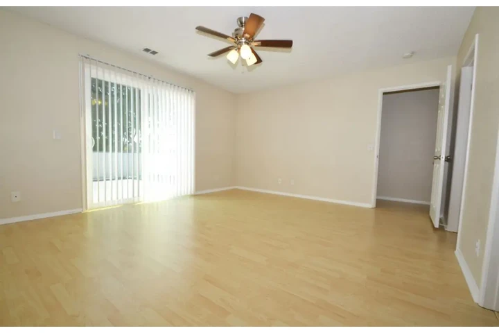 $1400 : 1Bed 1Bath & Studio Apt in, LA image 6