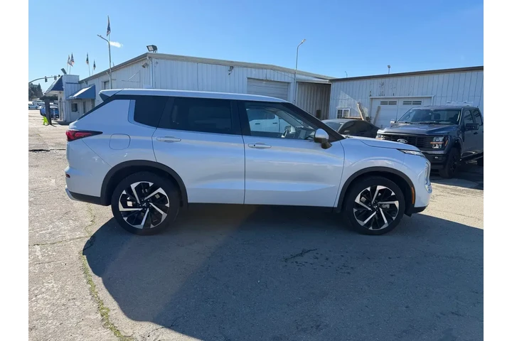 $23500 : Mitsubishi Outlander 2024 SE image 6