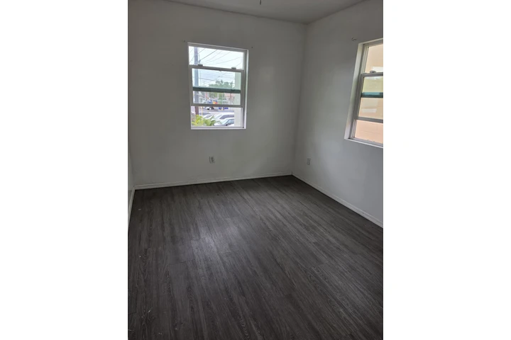 $875 : Se renta cuarto image 4