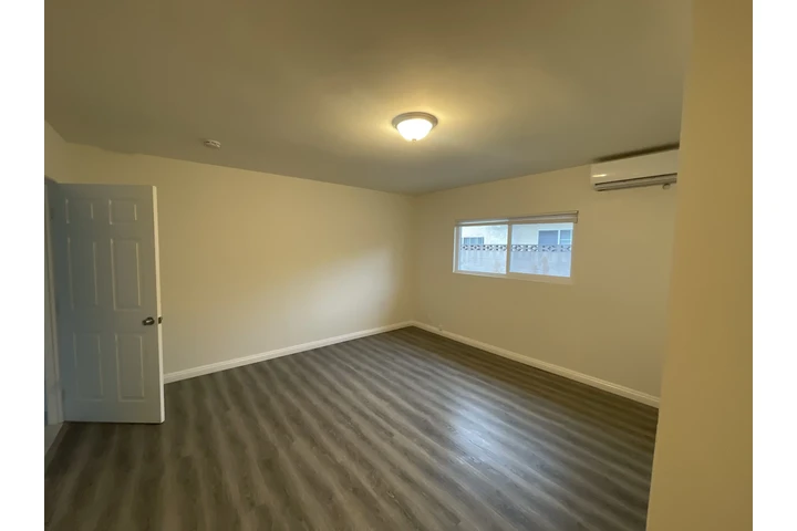 $1600 : Rento Casita ,atras de casa image 2