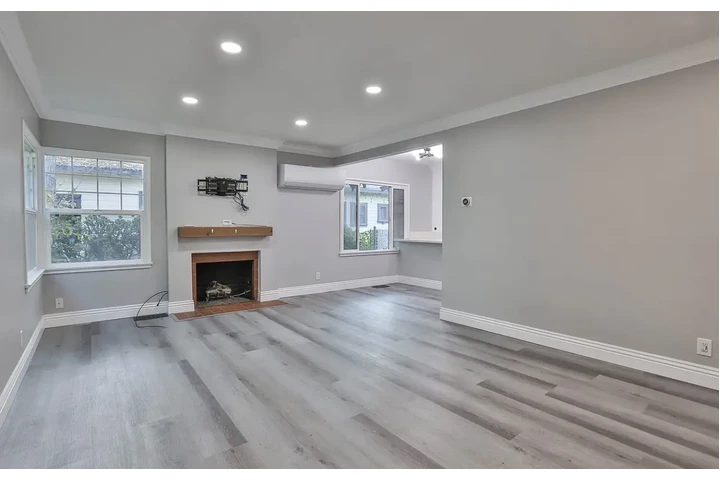 $750 : charming Spanish-style Home image 3
