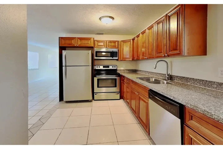 $2500 : 3Bed In Little Havana Miami image 5