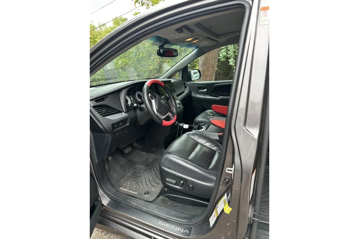 $18500 : 2017 Toyota Sienna 8 pasajeros image 3