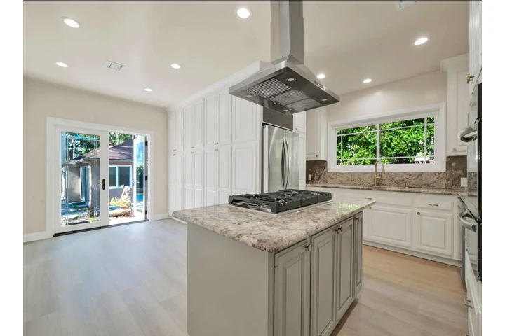 $2450 : Sprawling Yard image 3