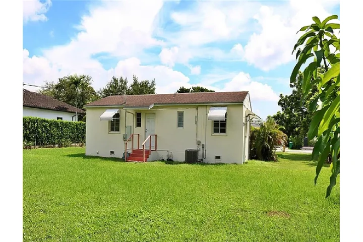 $1050 : Charming 3-bedroom home image 2
