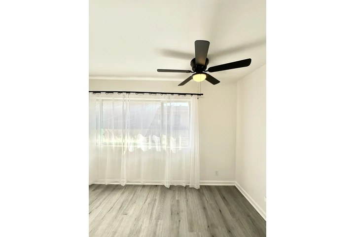 $2000 : Beautifully Renovated 2 Bedroo image 4