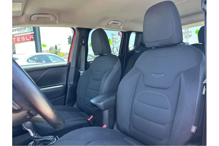 $11477 : 2017 Renegade Altitude image 8