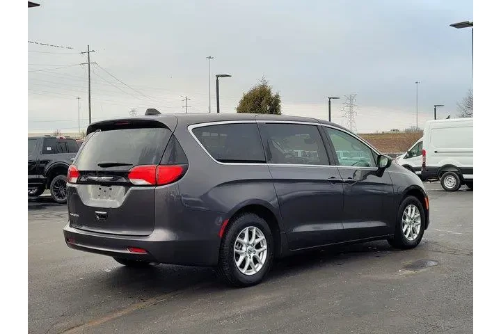 $25988 : Chrysler Voyager 2023 LX 4dr image 3