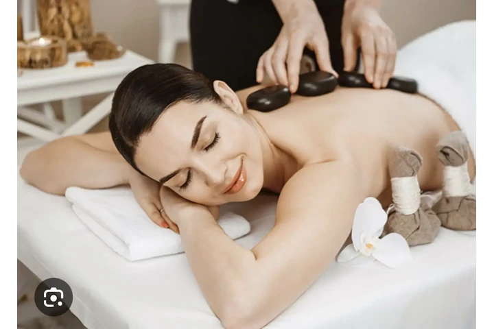 massage con piedra voncanica image 1