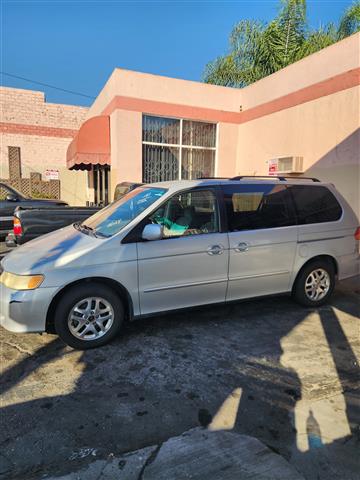 $2600 : Honda 2002 odyssey image 5