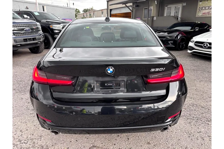 2024 BMW 3 Series 330i Sedan image 4