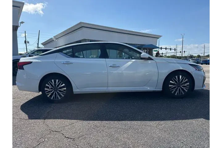 $18094 : Nissan Altima 2023 2.5 SV 4d image 3