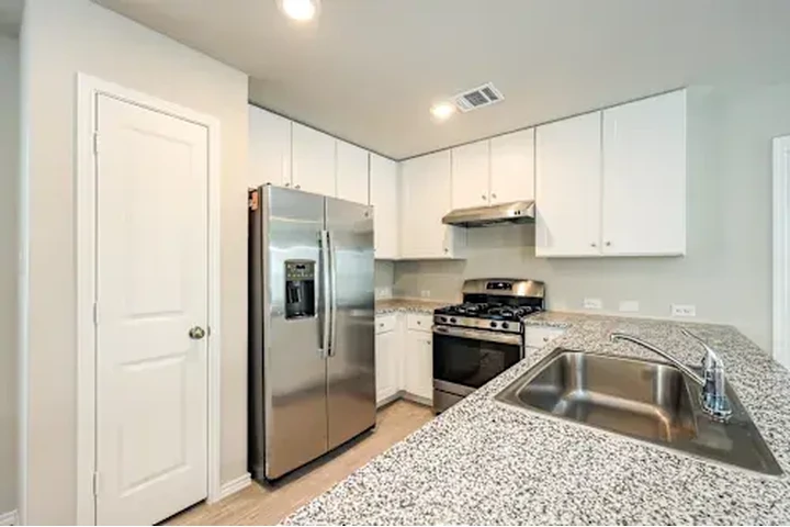 $910 : Well furnished apartments image 6