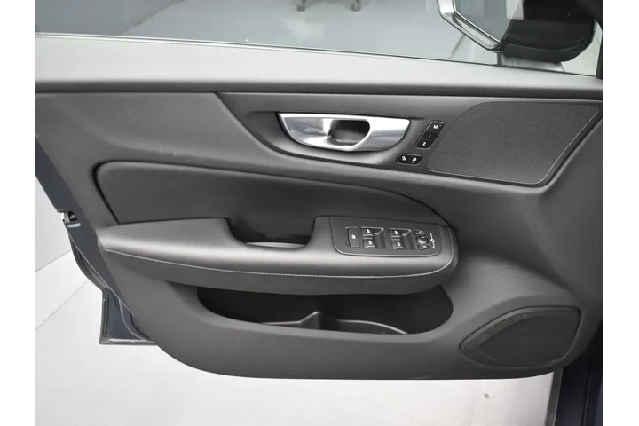 Volvo S60 2024 AWD B5 Core D image 10