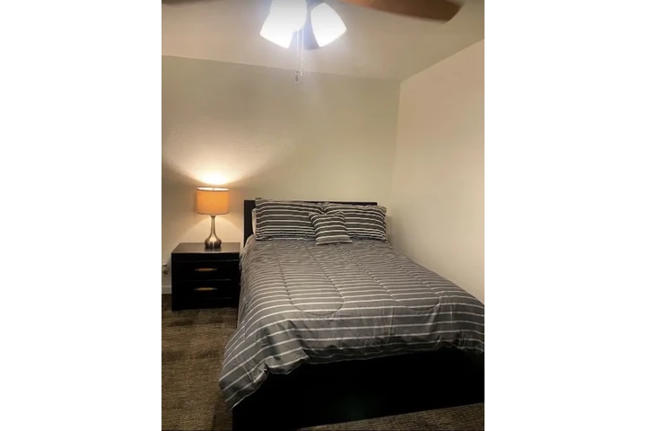 $1000 : Studio and 1-Bathroom image 8