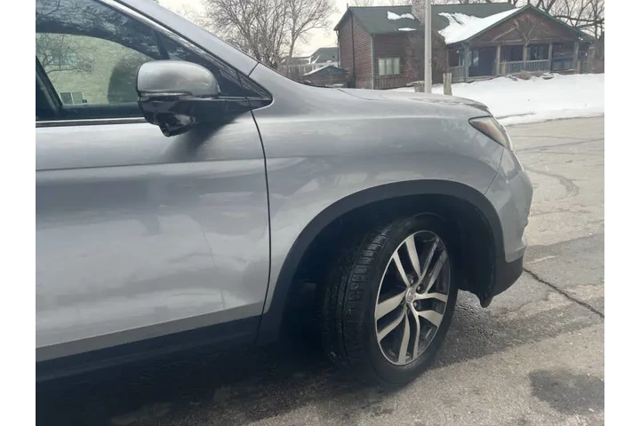 $15997 : 2017 Pilot Touring image 9