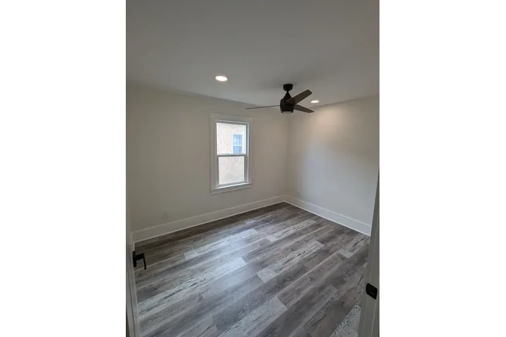 $1500 : South-Gate 3 - 1 Bath image 4