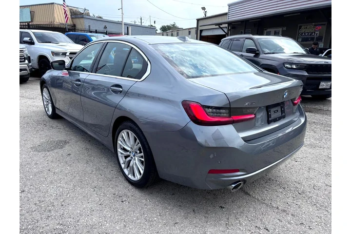 2024 BMW 3 Series 330i Sedan image 5