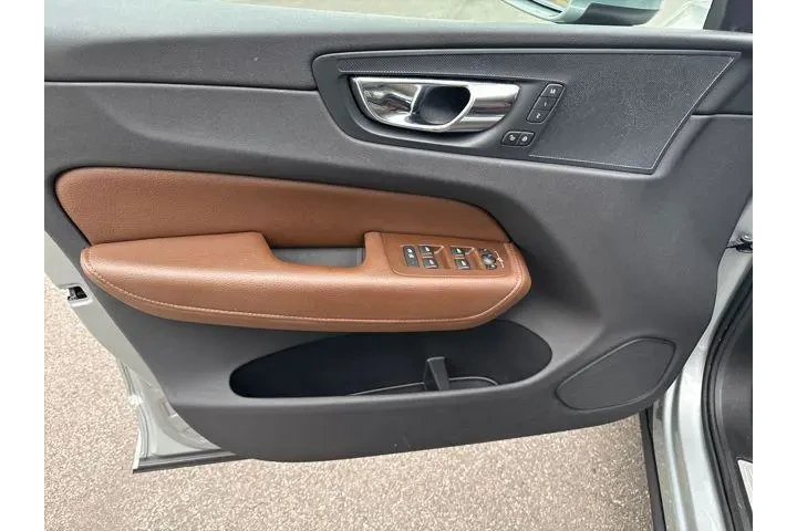 $18745 : Volvo XC60 2018 AWD T6 Momen image 10