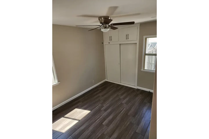 $1000 : Awesome Apartment Available image 5