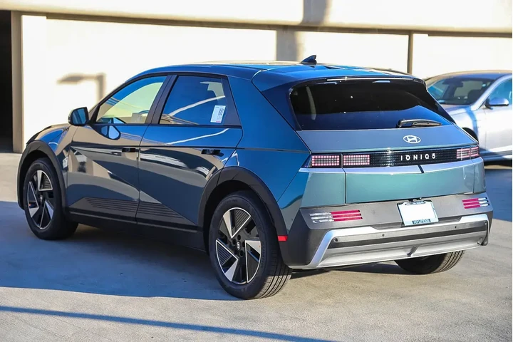 $38995 : Hyundai IONIQ 5 2026 SE 4dr image 6