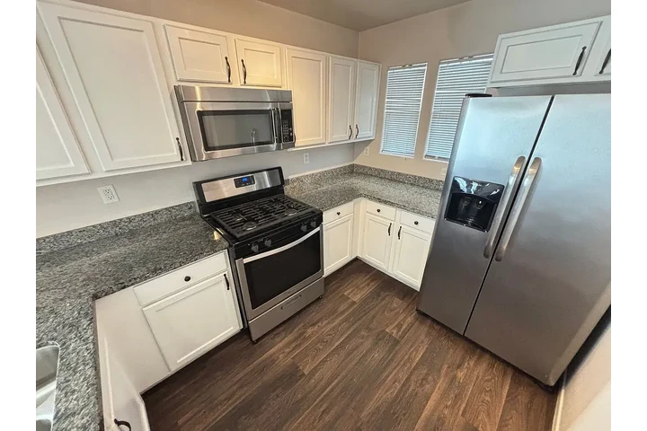 $1940 : This spacious home features la image 4