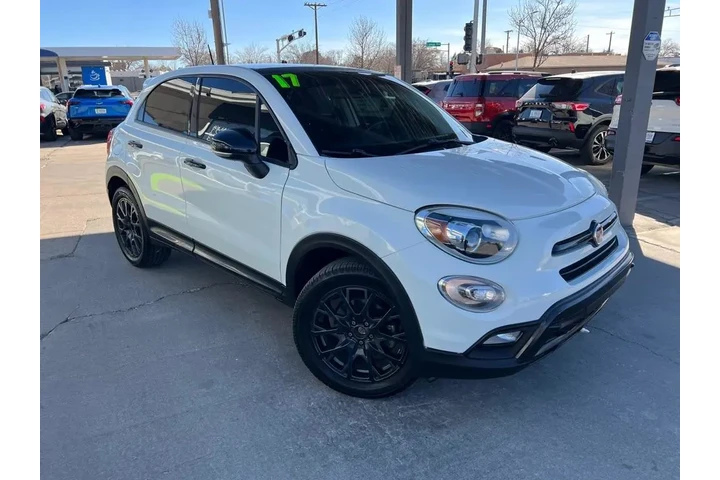 2017 500x Lounge AWD image 3