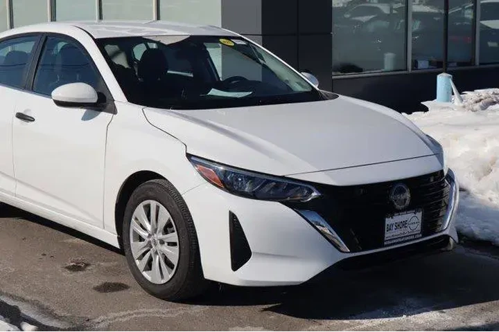 $17007 : Nissan Sentra 2025 S 4dr Sed image 3