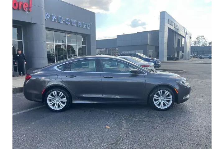 $9452 : Chrysler 200 2015 Limited 4d image 5