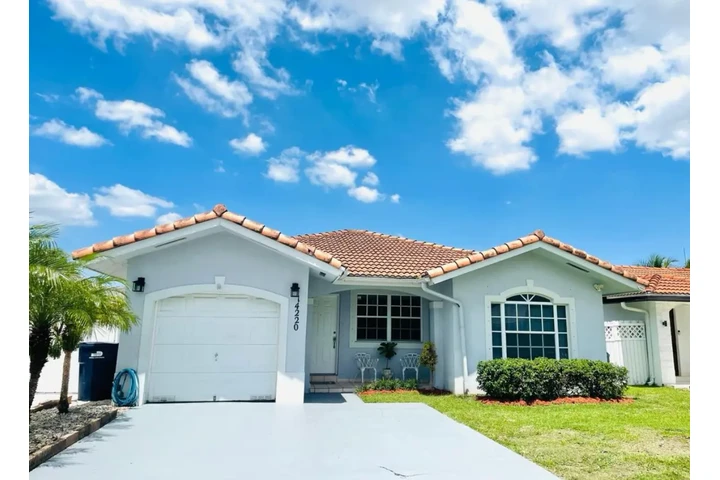 $2500 : 3Bed Home available in Miami image 1