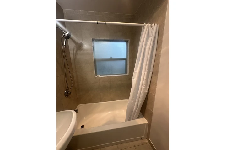 $1690 : Apt D 1 RECÁMARA EN LONG BEACH image 6