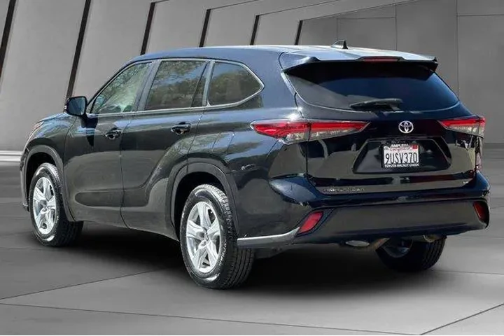 $30900 : Toyota Highlander 2023 LE 4d image 10