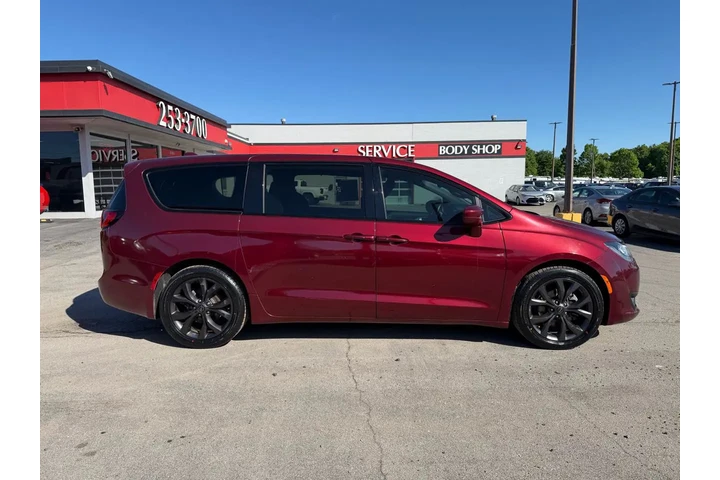 2018 Pacifica S image 1