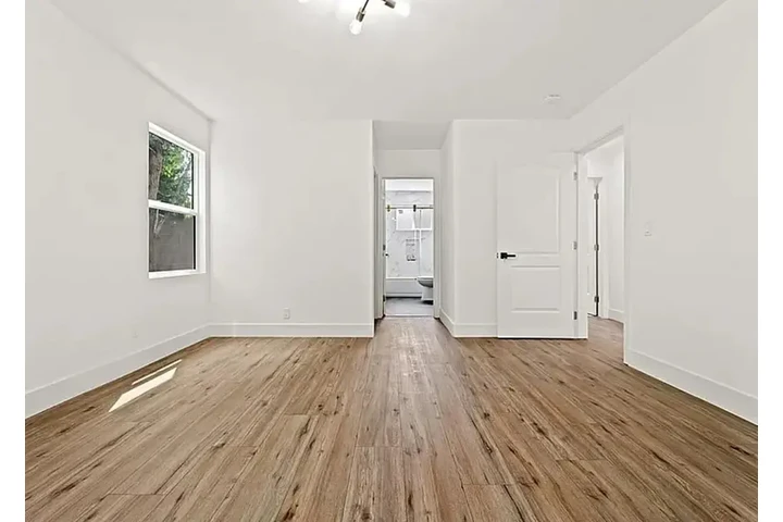 $4000 : Nice 3 bedroom house image 6