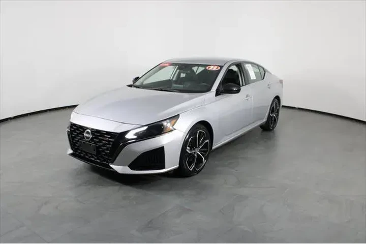 $17187 : Nissan Altima 2023 2.5 SR 4d image 2
