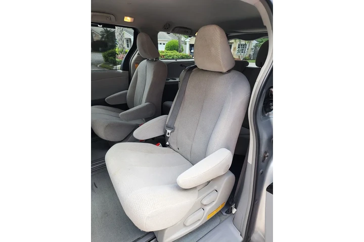 $9900 : 2015 Toyota Sienna LE Minivan image 9