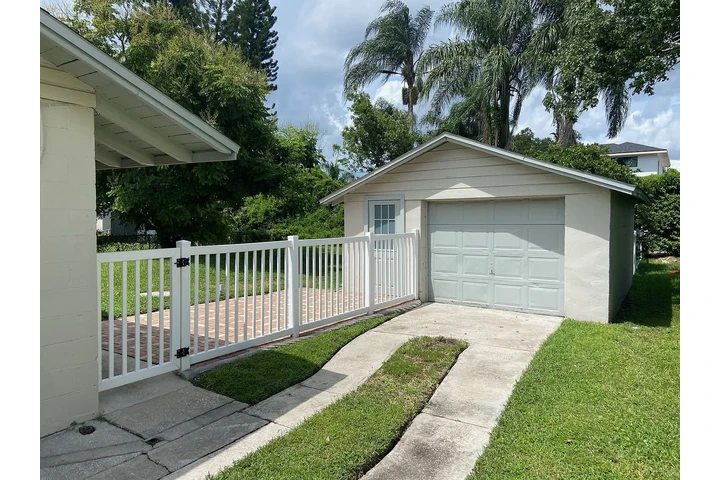 $900 : Spacious 2X2 with fresh ! image 3