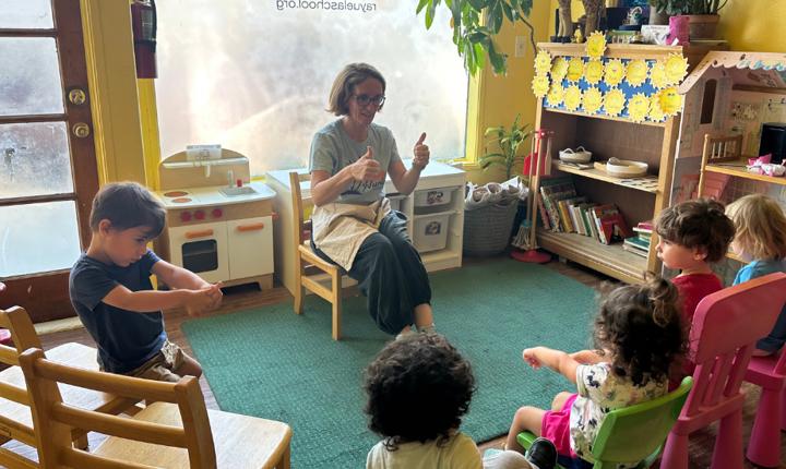 Maestra leyendo un libro a niños