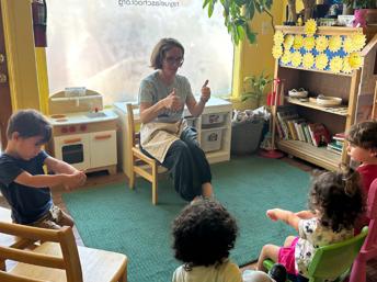 Maestra leyendo un libro a niños