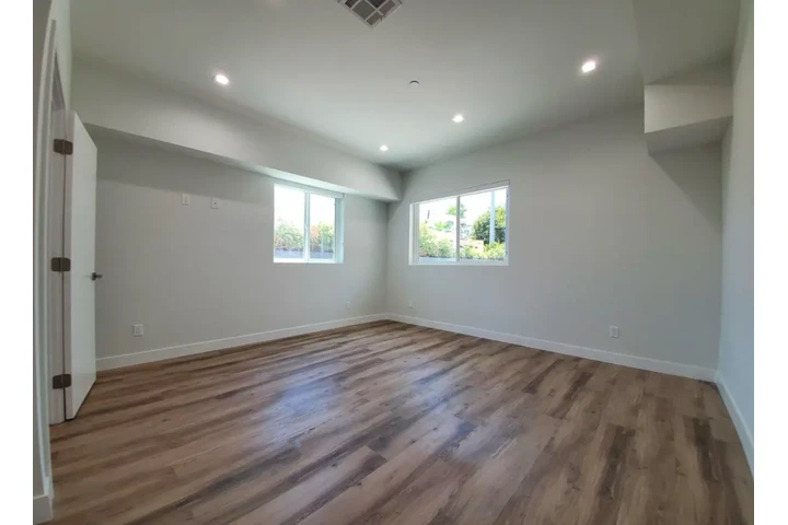 $2000 : Beautiful 2 Bedroom Apt in LA image 6