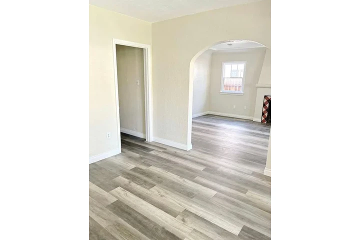 $1350 : Santa Ana - Home Available image 6