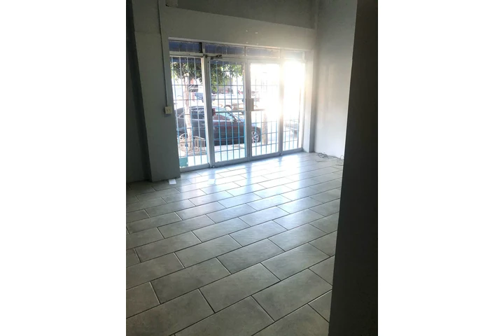 $3000 : Bodega/Local-Renta-Zona Centro image 2
