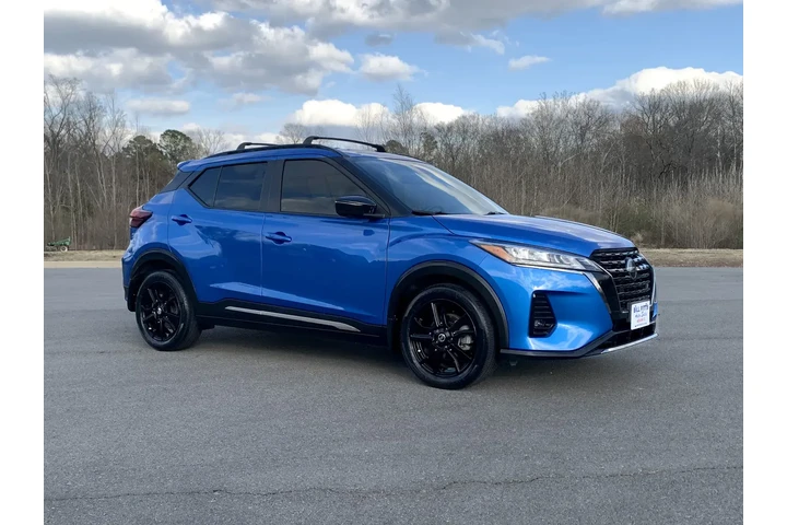 $19900 : 2021 KICKS SR image 1