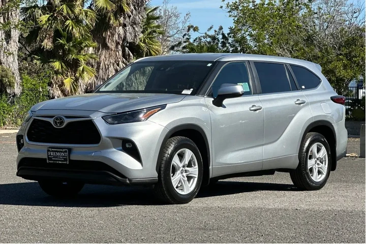 $29998 : Toyota Highlander 2023 L 4dr image 7