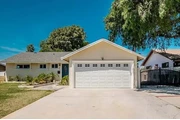 This spacious 4-bedroom, 2-br en Los Angeles