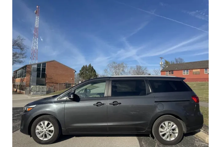 $6999 : 2017 Sedona LX image 7