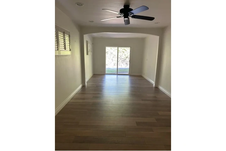 $2560 : House in Korean town image 3