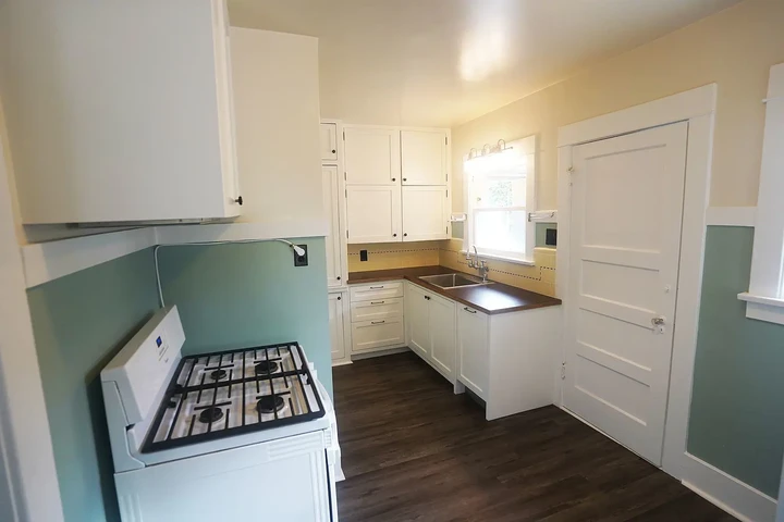 $800 : Charming Detached Cottage ! image 4